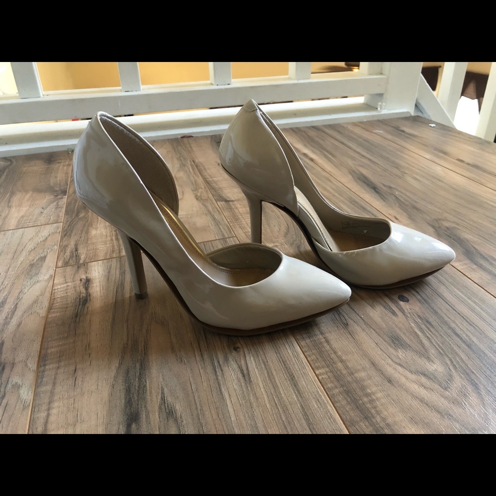BCBG paris crème color leather pumps